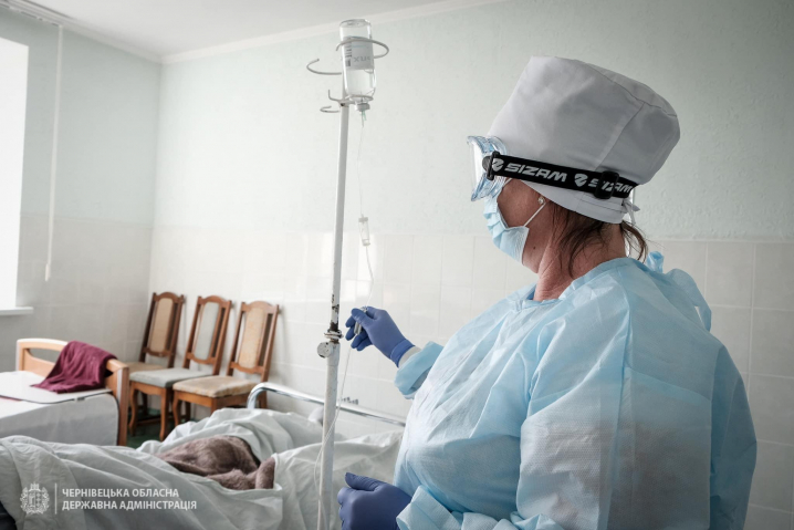«Тут у нас минають дні і ночі», - медсестра розповіла про роботу реанімації у Глибоці