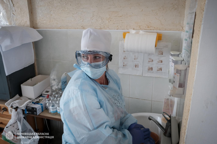 «Тут у нас минають дні і ночі», - медсестра розповіла про роботу реанімації у Глибоці