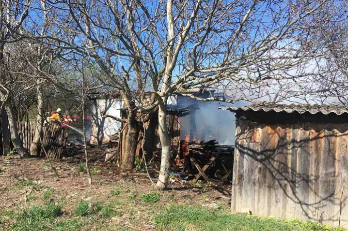На Буковині врятували жінку з пожежі