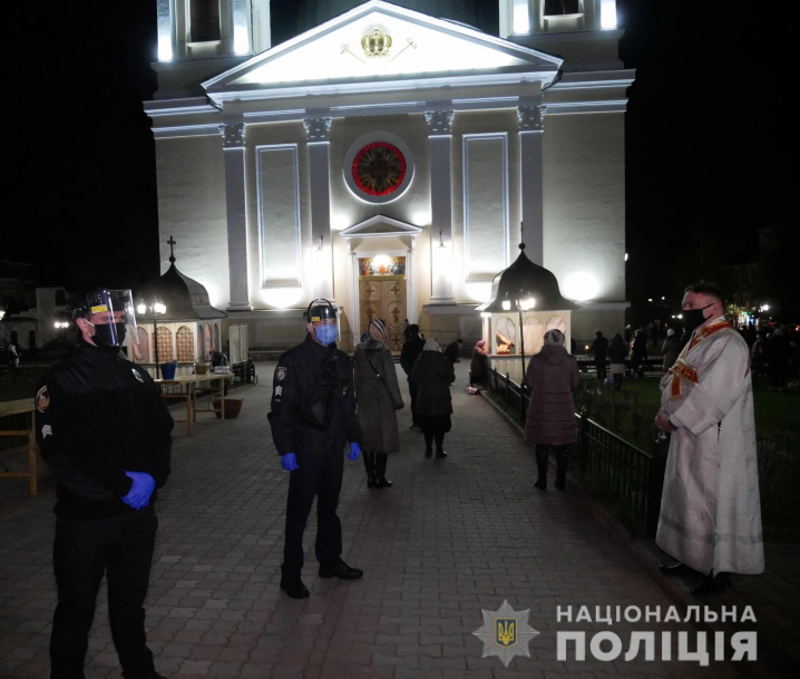 На Великдень буковинські поліцейські забезпечили охорону публічного порядку під час проведення богослужінь