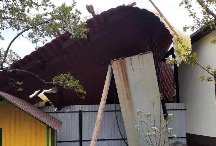 На Сокирянщині через стихію із будинків зняло дахи 