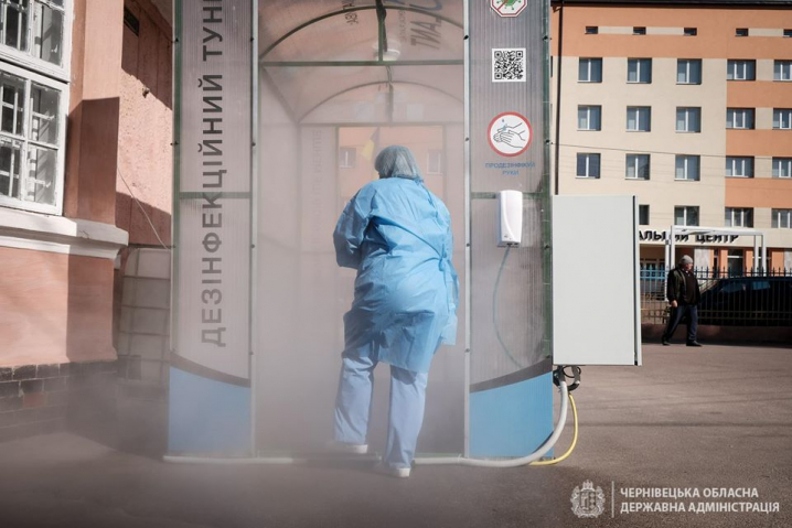 У Чернівцях біля однієї з лікарень встановили дезінфекційний тунель
