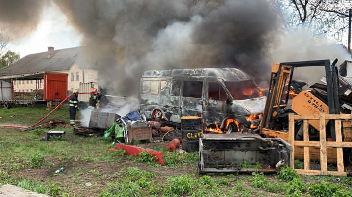 Пожежі у Чернівцях: вогонь зі сміття перекинувся на автівку