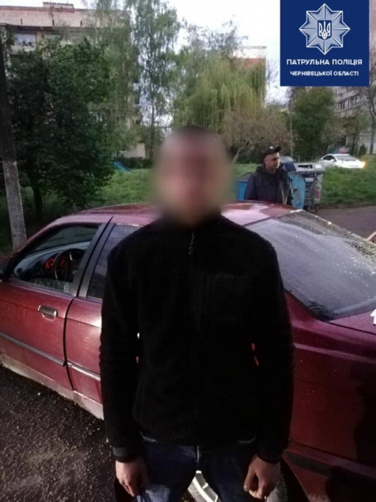 ДТП У Чернівцях: водій врізався у електроопору