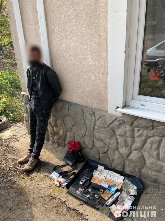 У Чернівцях поліцейські затримали квартирних злодіїв-іноземців