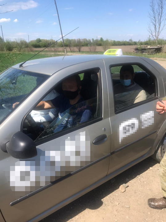 На Буковині затримали іноземців й таксиста, які незаконно хотіли потрапити до ЄС