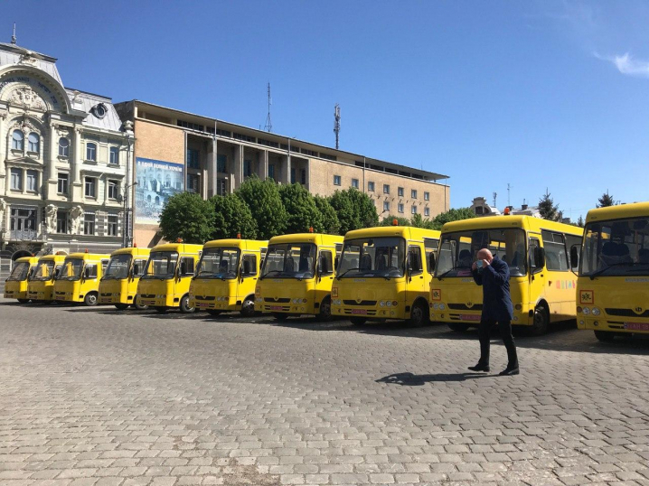 Нові шкільні автобуси отримали опорні школи Буковини