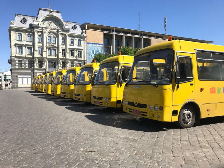Нові шкільні автобуси отримали опорні школи Буковини