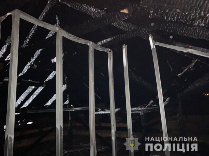 На Буковині невідомий чоловік підпалив будинок, поліція відкрила кримінальне провадження