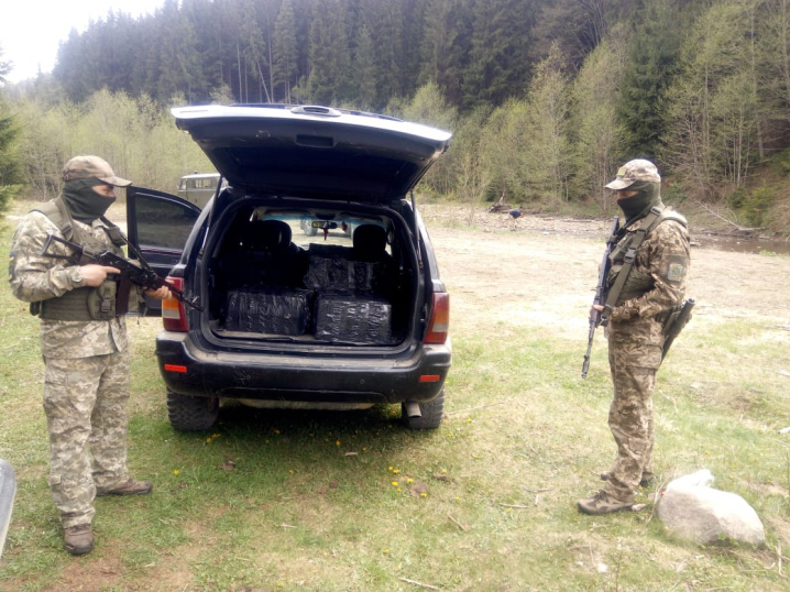На кордоні з Румунією затримали два позашляховики з контрабандними сигаретами