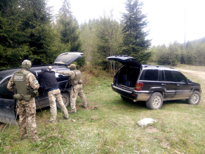 На кордоні з Румунією затримали два позашляховики з контрабандними сигаретами