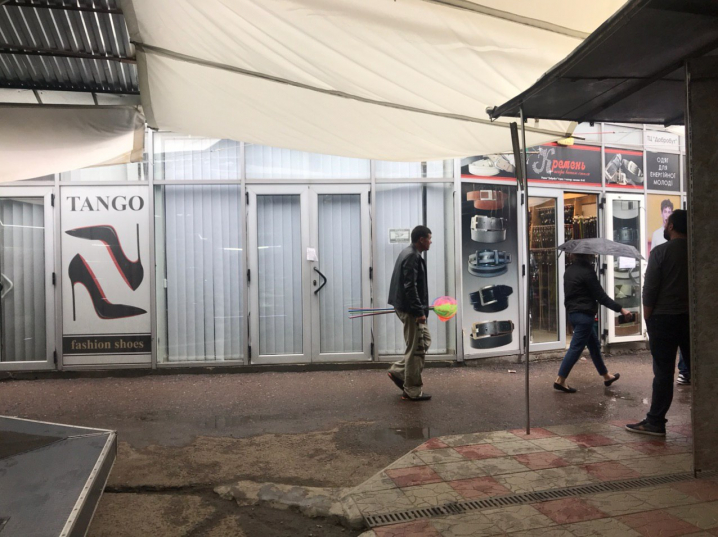 На Калинівському ринку скупчення автомобілів