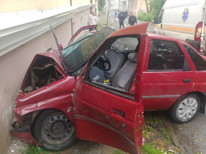 Автомобіль врізався у будинок: аварія у Чернівцях