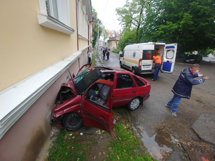 Автомобіль врізався у будинок: аварія у Чернівцях
