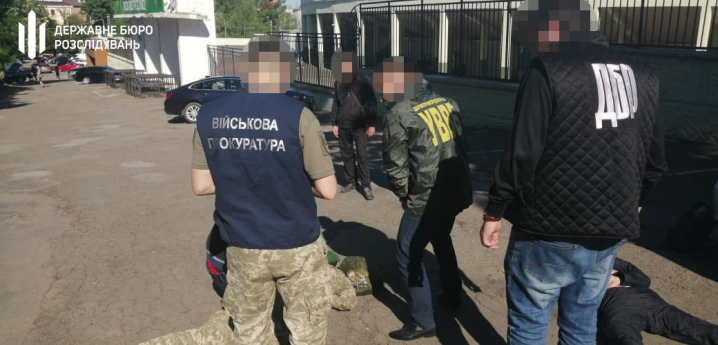 У центрі Чернівців затримали прикордонника, який вимагав хабар за контрабанду