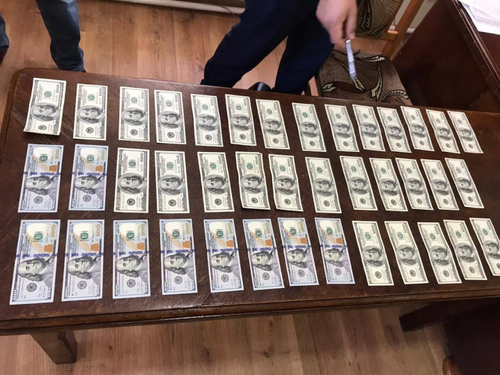 Хабар в 4 тис доларів: на Буковині викрили депутата міськради