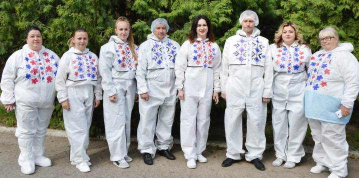 Медсестра Кіцманської ЦРЛ розмалювала вишитими орнаментами захисні костюми медиків