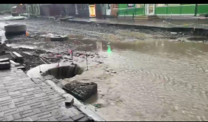 Вулицю Руську, на якій ремонтують дорогу, затопило внаслідок грози
