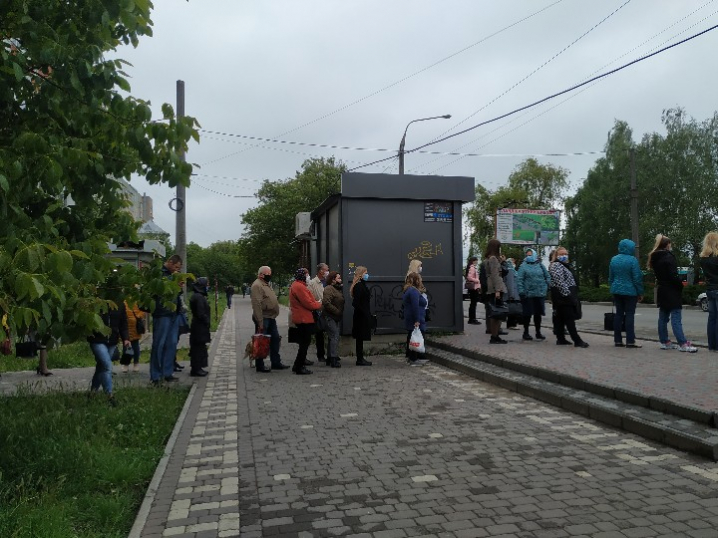 Чернівчани утворили 10-метрову чергу в очікуванні на тролейбус