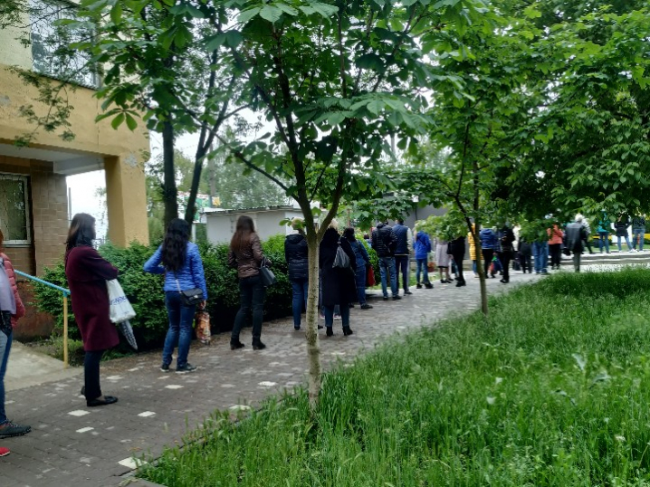 Чернівчани утворили 10-метрову чергу в очікуванні на тролейбус