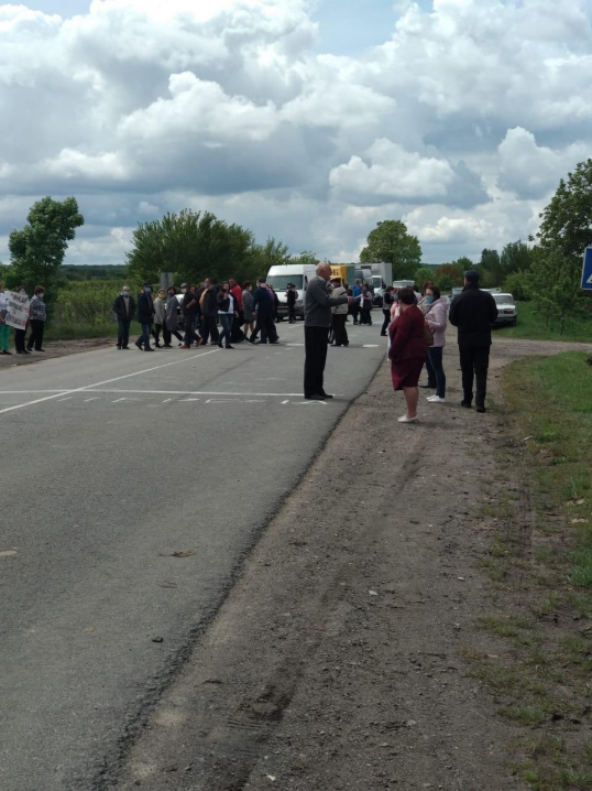 Мешканці Ломачинців перекрили дорогу протестуючи проти приєднання до Новодністровської ОТГ