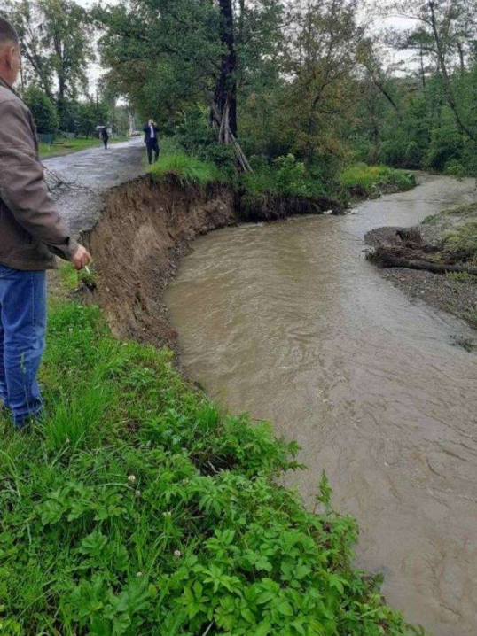 На Кіцманщині через дощі річка змила частину дороги