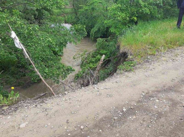 На Кіцманщині через дощі річка змила частину дороги