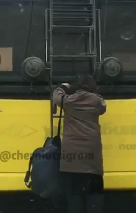 У Чернівцях пенсіонерка їхала причепившись ззаду за тролейбус