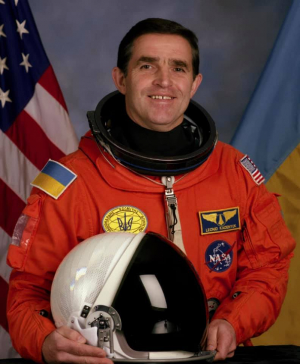 Першому космонавту України, буковинцю Леоніду Каденюку, досі не поставили пам'ятник на могилі