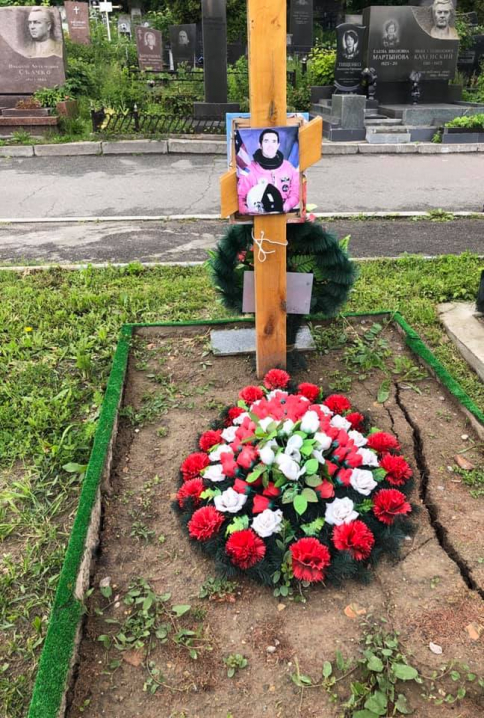 Першому космонавту України, буковинцю Леоніду Каденюку, досі не поставили пам'ятник на могилі
