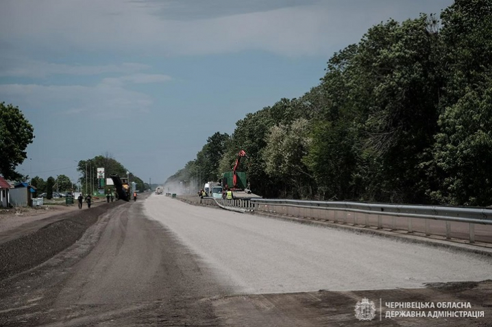 На Буковині тривають ремонтні роботи дороги, яка веде до КПП «Порубне»