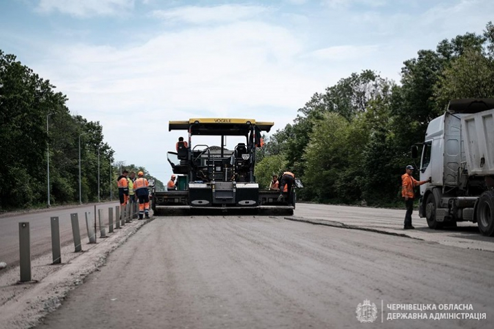 На Буковині тривають ремонтні роботи дороги, яка веде до КПП «Порубне»