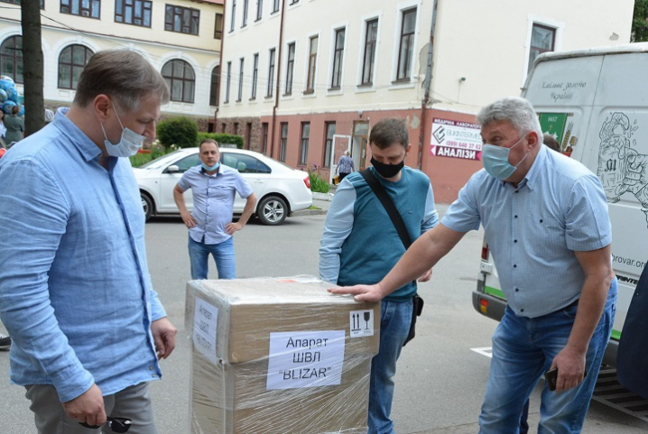 Чернівецькі місцеві заклади отримали партію допомоги медикам