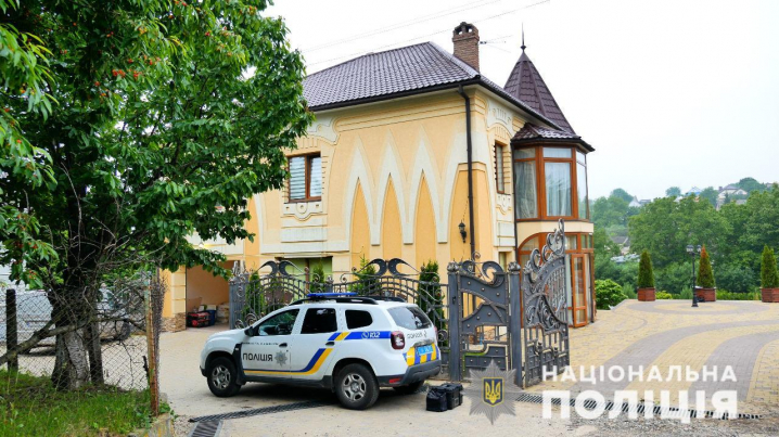 Стрілянина у Чернівецькій області: чоловік поранив двох поліціянтів, коли вчиняв розбійний напад на будинок