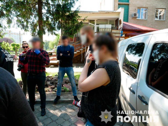 Товару на мільйон гривень:на Буковині затримали групу «закладчиків»