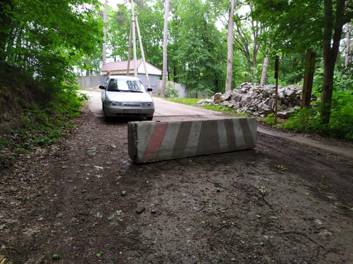 На Сокирянщині перекрили дорогу до Дністра в урочищі Вишнева