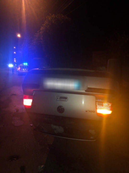Аварія у Чернівцях: автівка врізалась у стовп та перекинулась