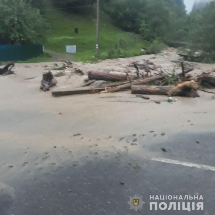 Дощі розмили дорогу: поліція попереджає про відсутність сполучення між Путилою та Вижницею