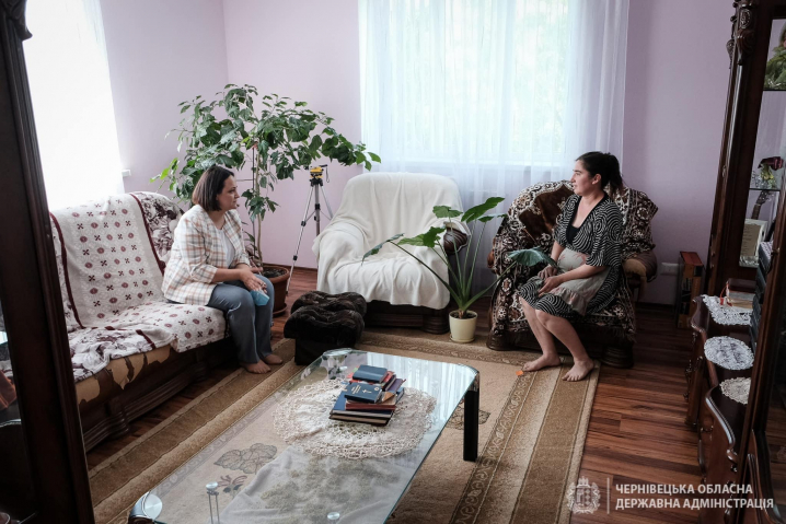Наталія Гусак відвідала дві багатодітні родини на Новоселиччині