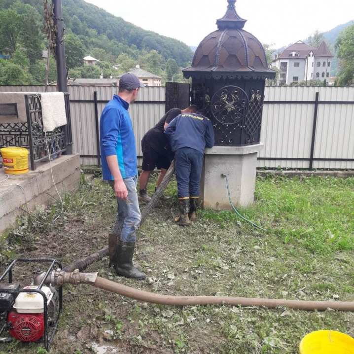 На Путильщині рятувальники допомагали місцевим мешканцям відкачувати воду з будинків