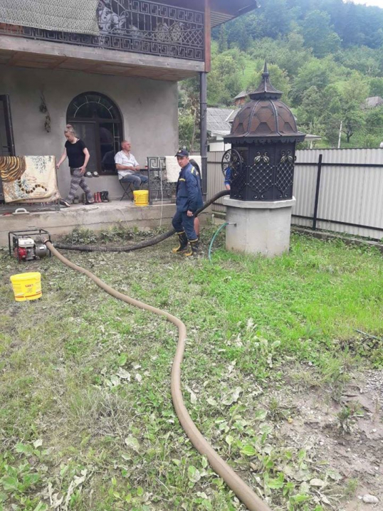 На Путильщині рятувальники допомагали місцевим мешканцям відкачувати воду з будинків