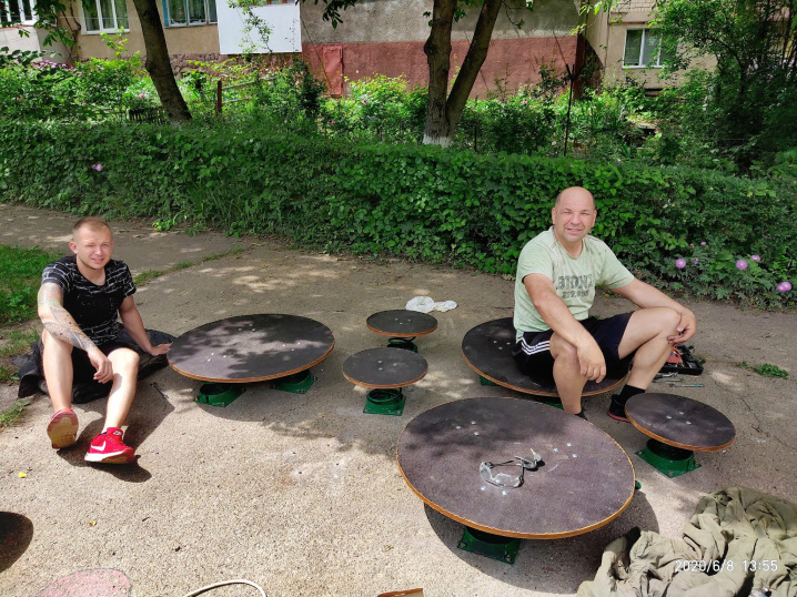 У Новодністровську небайдужі оновили дитячий майданчик