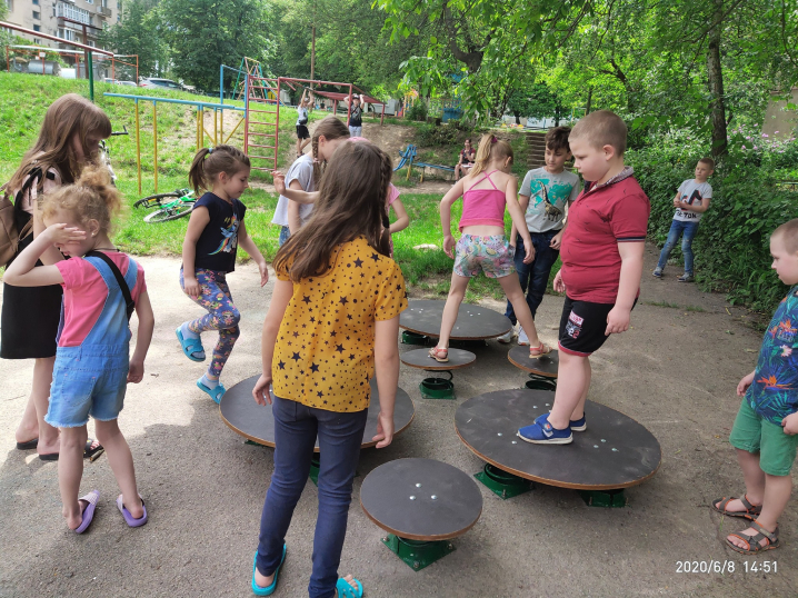 У Новодністровську небайдужі оновили дитячий майданчик