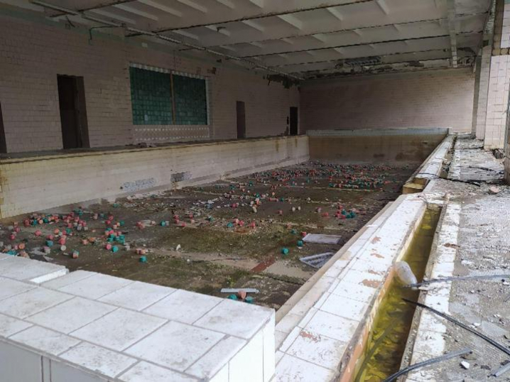Замість реконструкції басейн у 27 школі перетворили на руїну