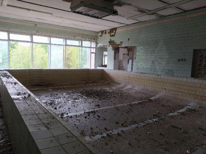 Замість реконструкції басейн у 27 школі перетворили на руїну