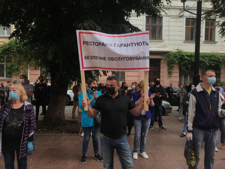 "Не забирайте можливість працювати": під ОДА проходить мітинг рестораторів Буковини