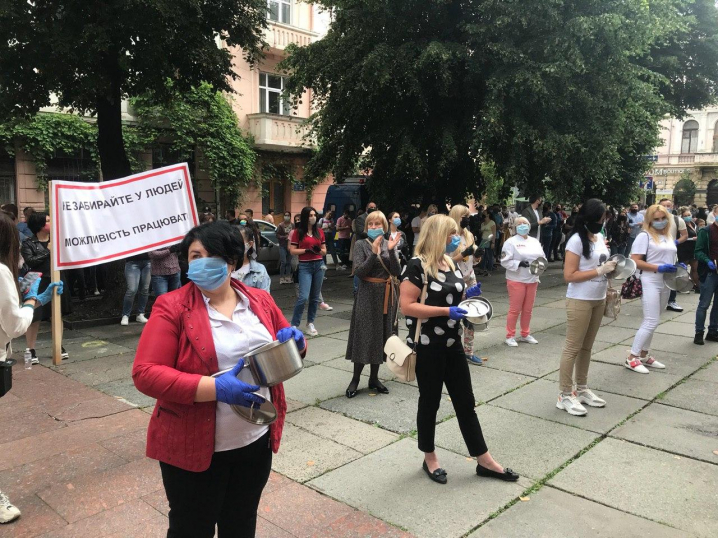"Не забирайте можливість працювати": під ОДА проходить мітинг рестораторів Буковини