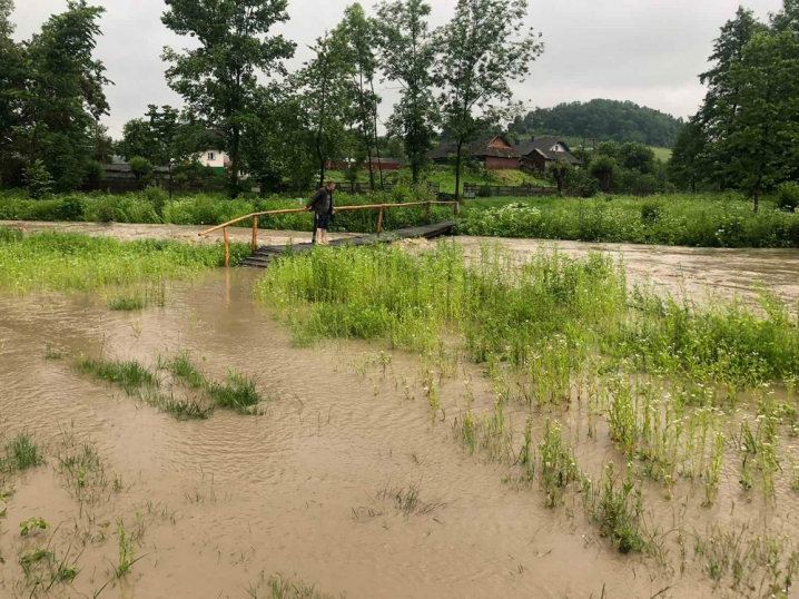 У річках Чернівецької області стрімко зростає рівень води: є підтоплені будинки та розмиті дороги