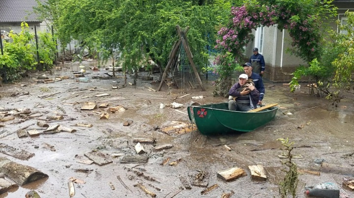 На Буковині з підтоплених будинків врятували майже 70 людей
