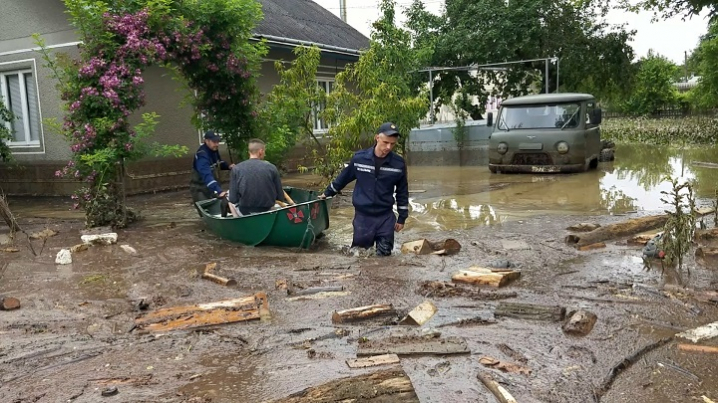 На Буковині з підтоплених будинків врятували майже 70 людей